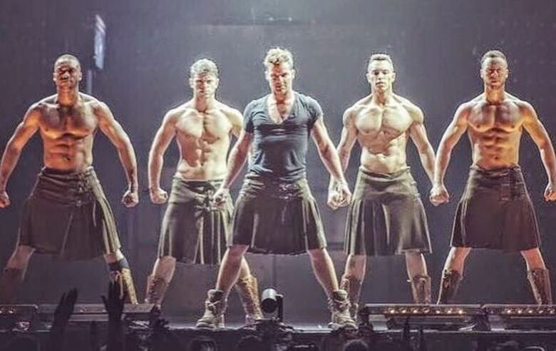 Ricky Martin recibe elogios y críticas por usar falda durante concierto