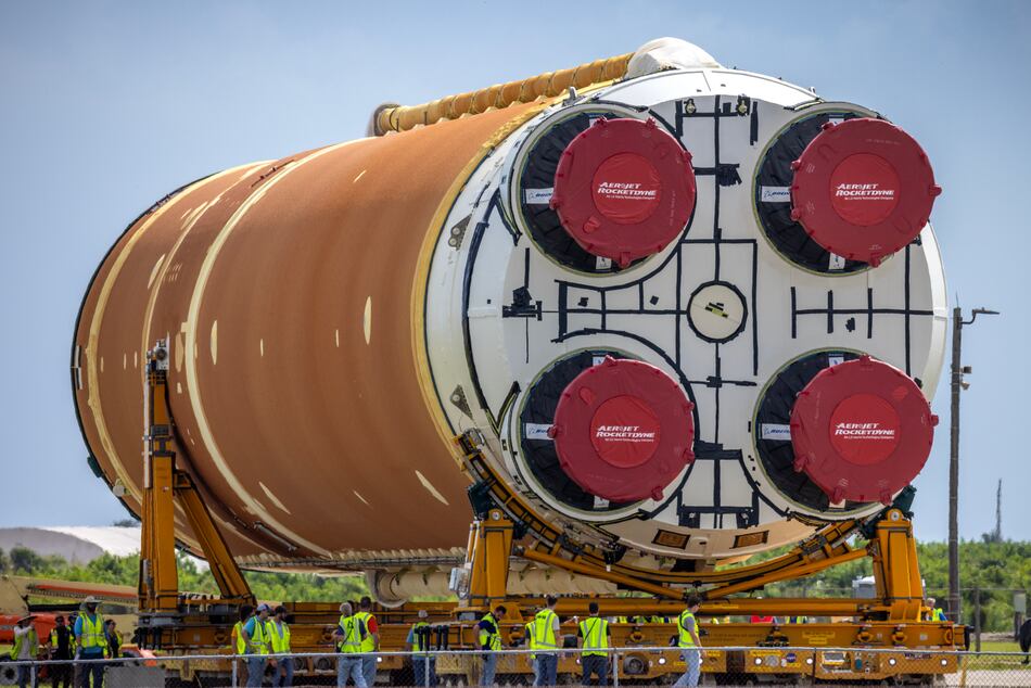 El cohete de la misión lunar Artemis II ya está en un hangar del centro Kennedy