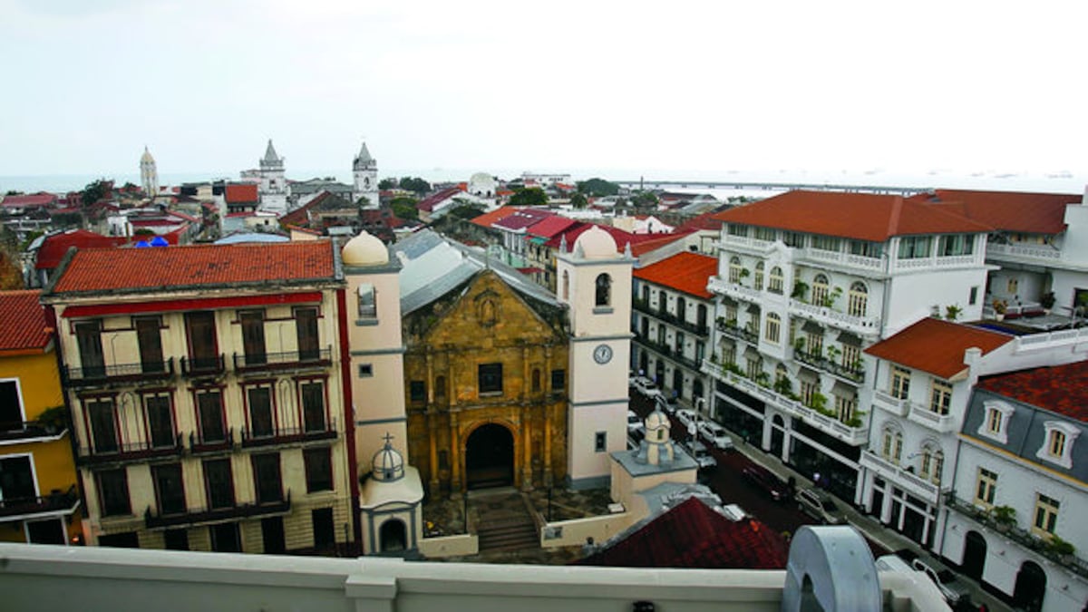 Tiene una visión panorámica de los techos del Casco Antiguo de Panamá, así como de los rascacielos de la ciudad, el Cerro Ancón y la Calzada de Amador.