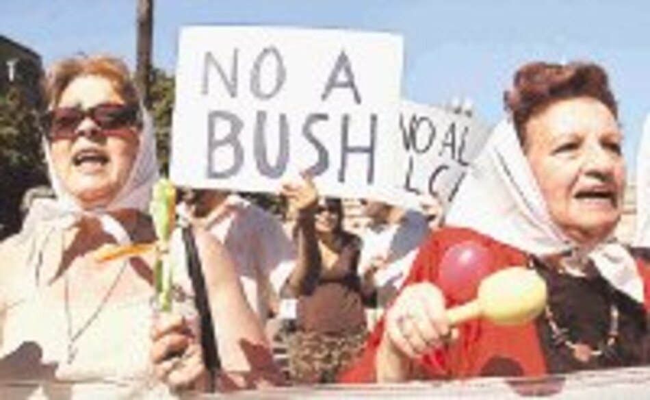 Protesta anti Bush acapara la atención