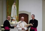 Una marea de peregrinos arropa al papa Francisco en el santuario de Fátima