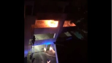 Bomberos controlan incendio en vehículo estacionado en edificio de El Cangrejo