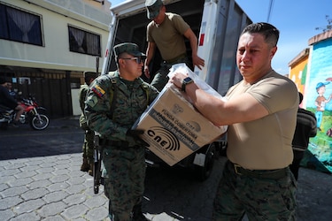 Avanza la distribución de paquetes electorales para los comicios de Ecuador