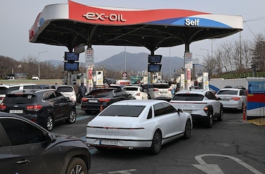 Qué medidas están tomando los gobiernos para aliviar el aumento de los precios de los combustibles en América Latina y el mundo