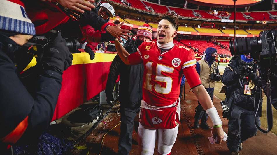 Los campeones Chiefs eliminan a Dolphins y avanzan a la ronda divisional de la NFL