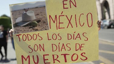 Qué hace que el asesinato del alcalde Carlos Manzo siga causando indignación en México, un país marcado por la violencia