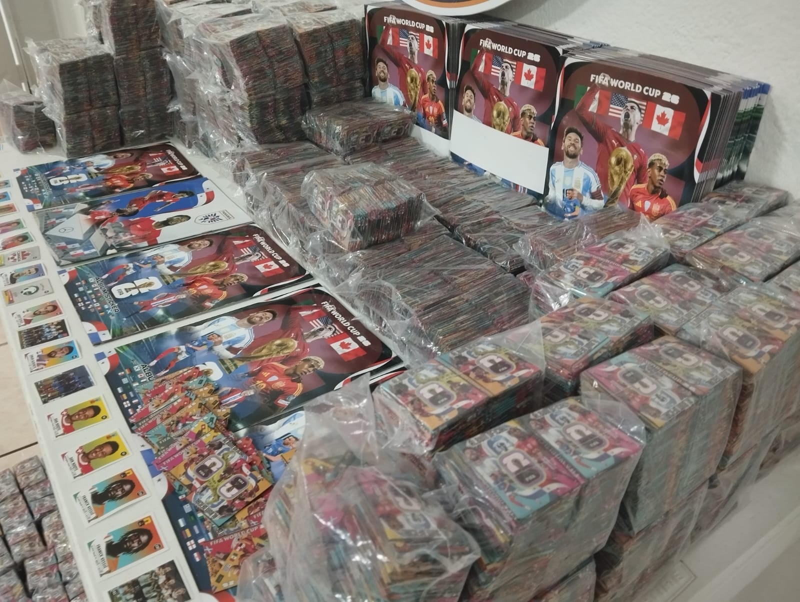 Aduanas retiene álbumes del mundial, cajas de figuritas y suéteres de La Roja por presunta falsificación. Foto/Cortesía