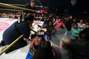 VIDEO: Muere famoso luchador libre mexicano por patada en la cara