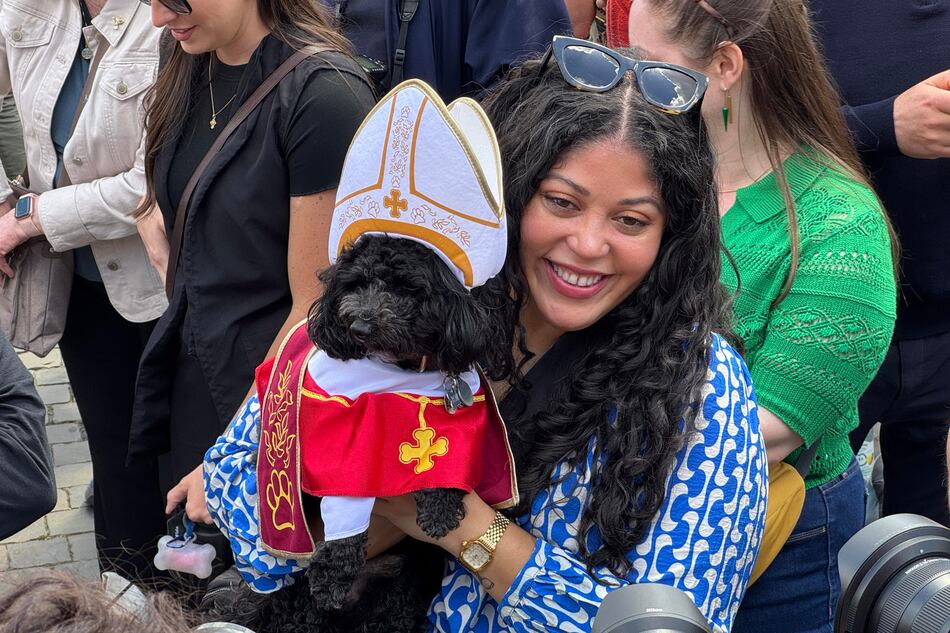 Segunda fumata negra, resignación en la plaza y disposición a volver