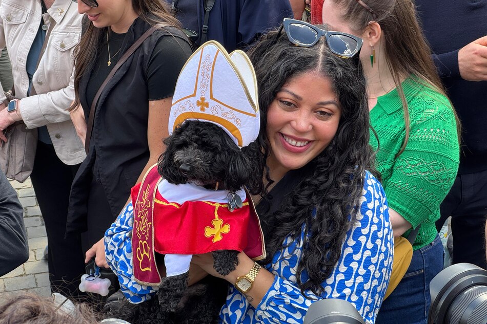 Segunda fumata negra, resignación en la plaza y disposición a volver