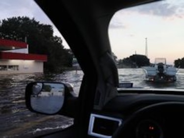 Las evacuaciones continúan en Texas pese a retroceso de inundaciones tras Harvey