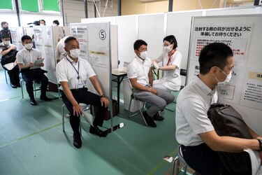 Policías y bomberos reciben vacunas en famoso mercado de pescados de Tokio