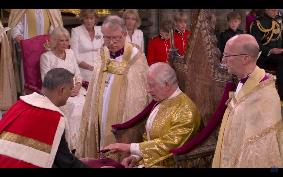 Carlos III es ungido en el ritual más sagrado de la coronación