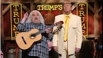Protestan en NY contra participación de Trump en 'Saturday Night Live'