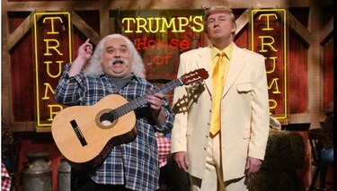 Protestan en NY contra participación de Trump en 'Saturday Night Live'