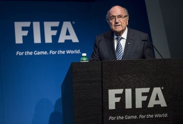 Blatter, acusado de vender derechos de TV muy por debajo de su precio