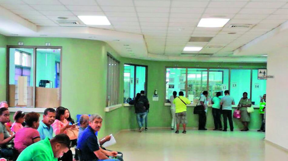 Médicos del HST y del Complejo de la CSS exigen pago de turnos