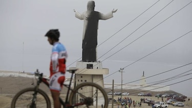 Se quemó la estatua gigantesca de Cristo que Odebrecht donó a  Perú