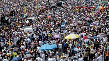 Desafían al gobierno venezolano en las calles
