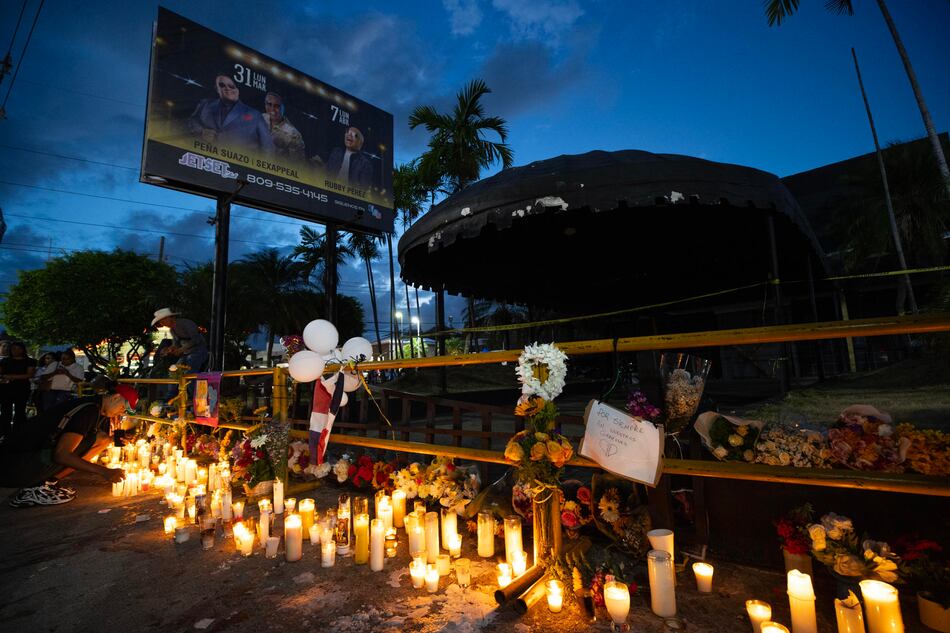 Decenas de personas honran a las víctimas del derrumbe en una discoteca en Santo Domingo