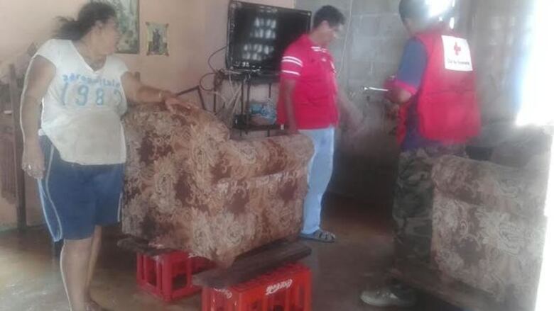 Varias comunidades afectadas por marea alta en la costa del Pacífico