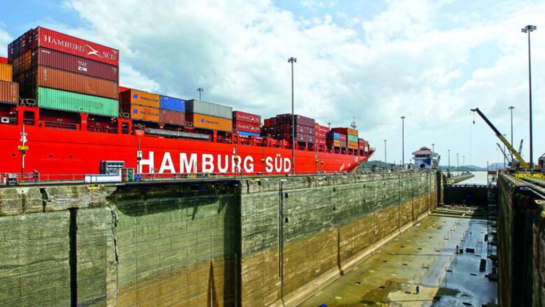 Mantenimiento en la esclusa de Pedro Miguel