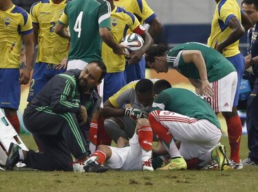Lesión que apartó a mexicano Montes del Mundial le dejará 6 meses fuera