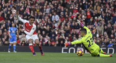 Manchester United tropieza, Alexis Sánchez da vida al Arsenal