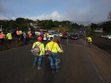 Miembros del Suntracs cierran los accesos al corredor Sur 