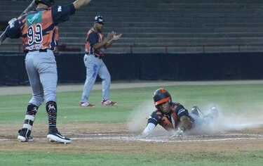 Los Santos, a un paso de la final del béisbol juvenil