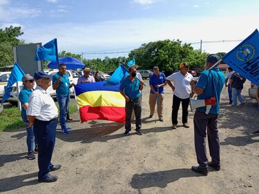 ‘Aquí no necesitamos proyectos mineros’, dicen santeños en la sede de MiAmbiente en Las Tablas