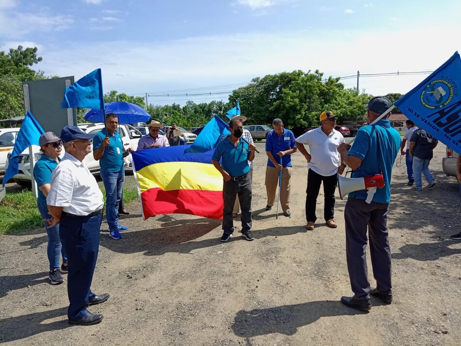 ‘Aquí no necesitamos proyectos mineros’, dicen santeños en la sede de MiAmbiente en Las Tablas