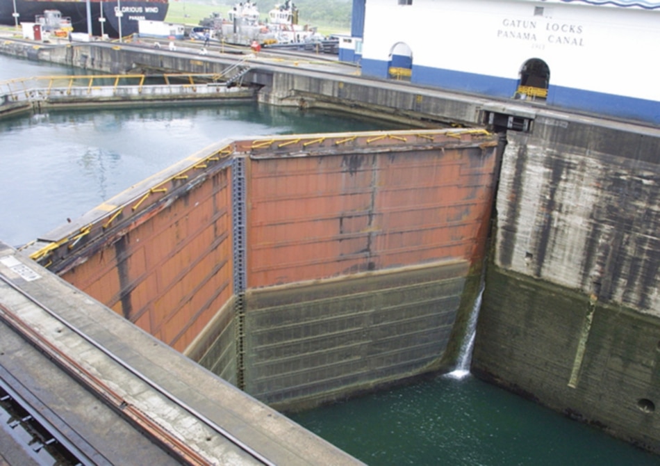 Continúan las labores de búsqueda del buzo del Canal de Panamá desaparecido en las esclusas de Gatún