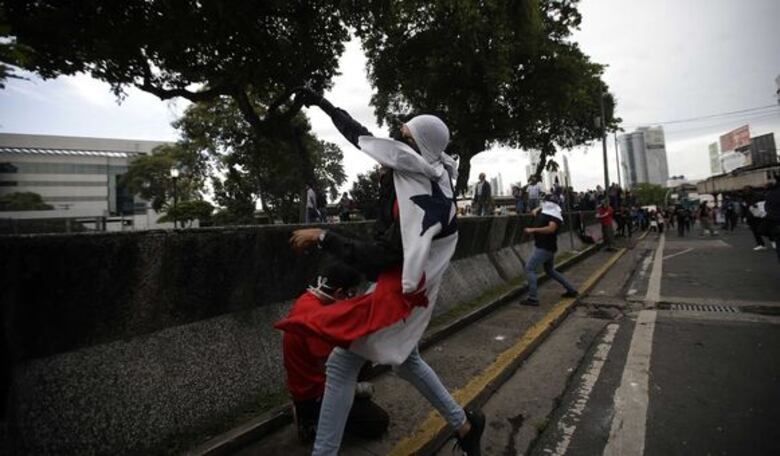 'A un muchacho le rompieron la pierna a toletazos', un relato desde el corazón de la protesta contra las reformas