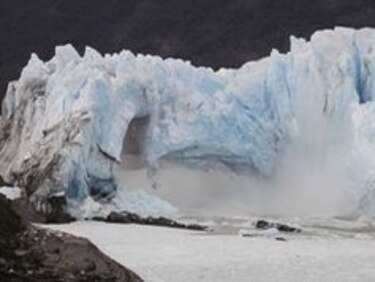 Espectacular ruptura de un arco de hielo en glaciar de Argentina