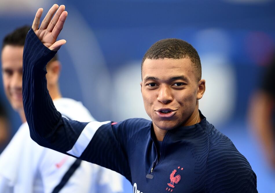 Mbappé guía al PSG ante el Lyon para recuperar el liderato