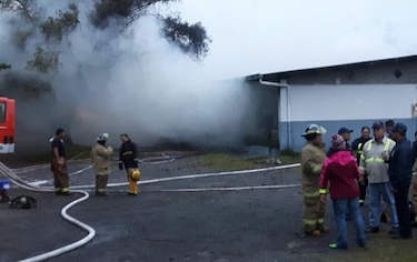 Bomberos logran controlar fuego en los talleres del colegio San Benito de Volcán