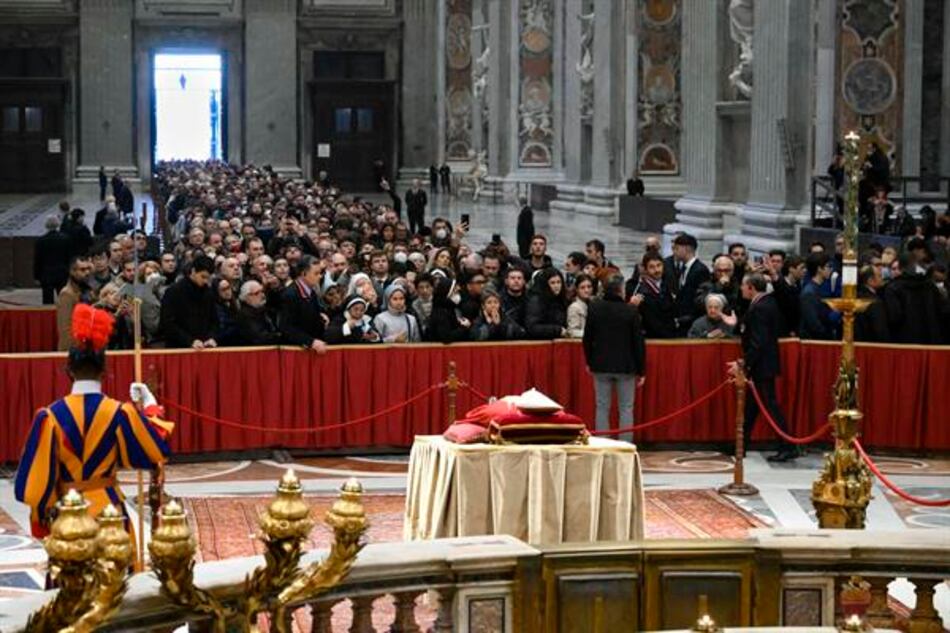 Abre la capilla ardiente de Benedicto XVI