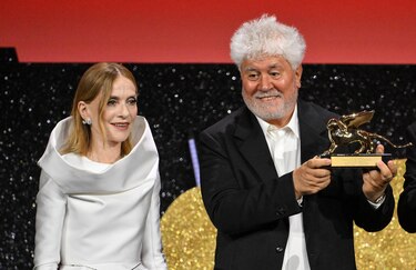 Pedro Almodóvar gana el León de Oro en Venecia y reivindica el derecho a una muerte digna