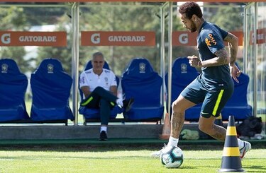 Neymar vuelve a entrenar con Brasil tras molestias en la rodilla