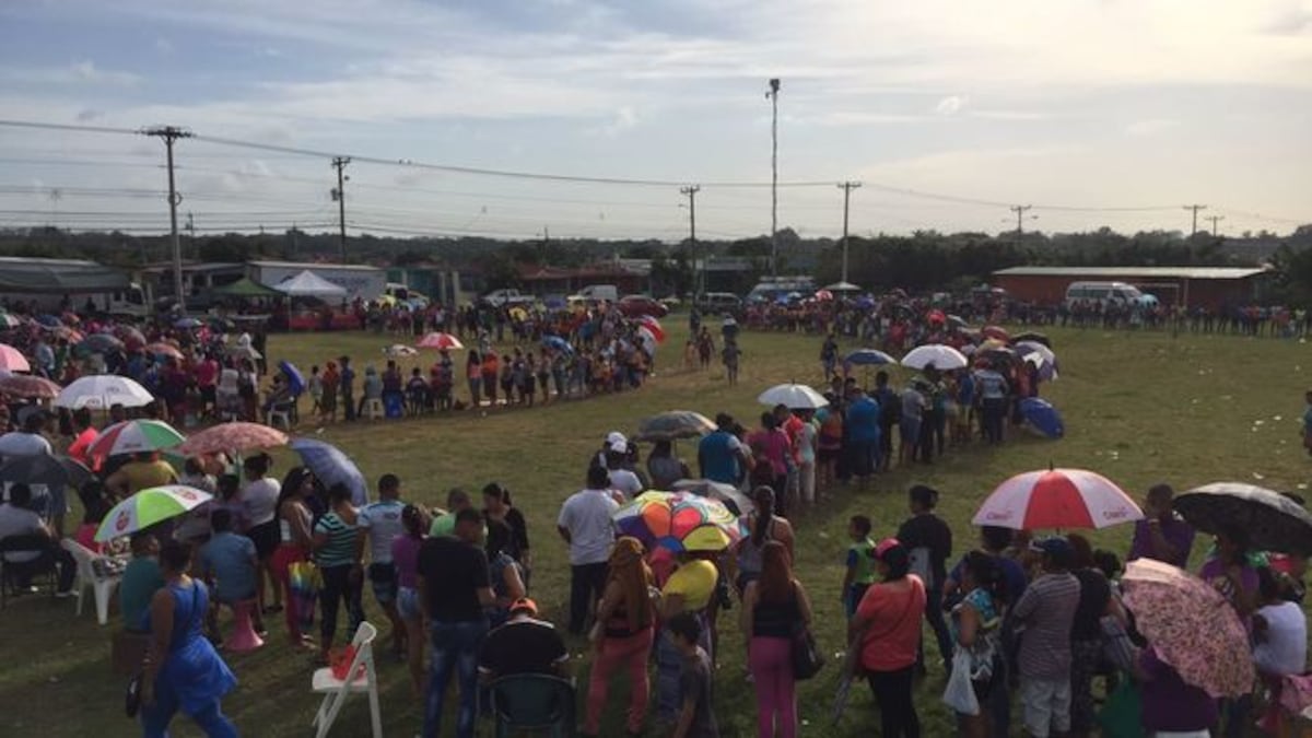 Compradores madrugan para acudir a ‘naviferias’; refuerzan la seguridad en puntos de venta