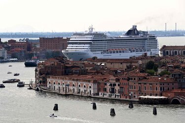 Italia prohíbe a los grandes cruceros navegar cerca de Venecia