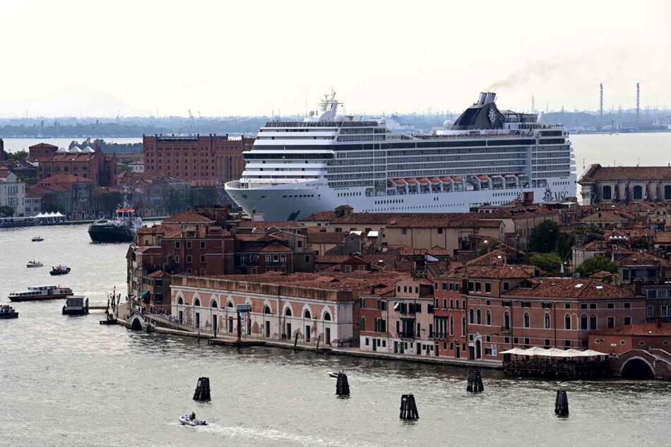 Italia prohíbe a los grandes cruceros navegar cerca de Venecia