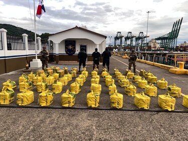 Autoridades incautan más de 1,400 paquetes de presunta droga