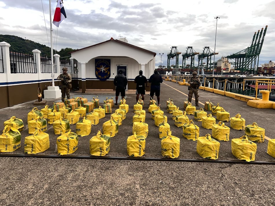 Autoridades incautan más de 1,400 paquetes de presunta droga