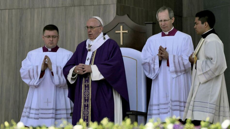 Papa clama por un México sin emigrantes y sin ‘traficantes de muerte’