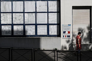 Por qué en Francia están pintando las ventanas con tiza para combatir el calor