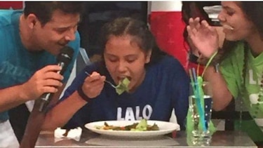 Polémica en Perú por reto de comer cucarachas para viajar a Cancún