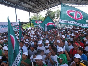 Arias esquiva debate con precandidatos de CD