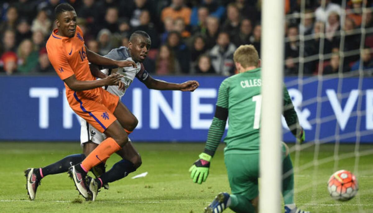 Francia se impone a Holanda en amistoso con recuerdo a Cruyff